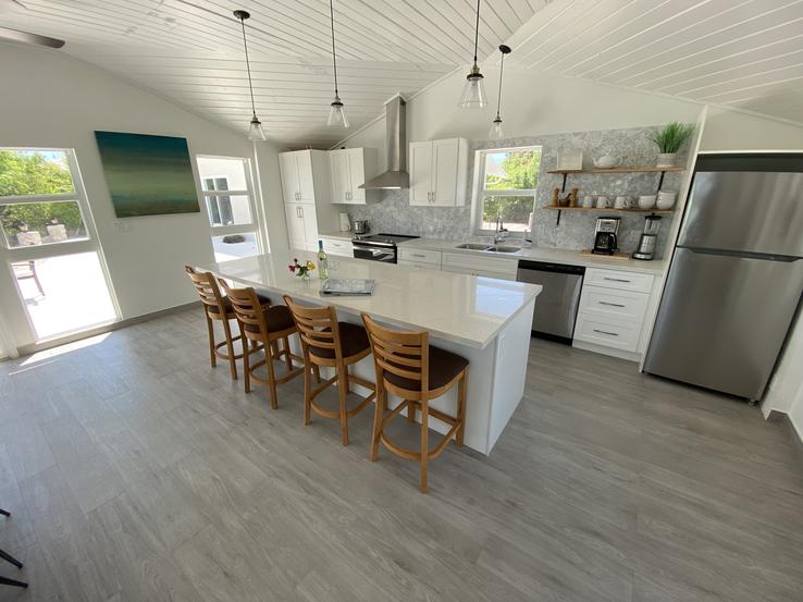 Coastal Vibes Villa - Large Kitchen Island